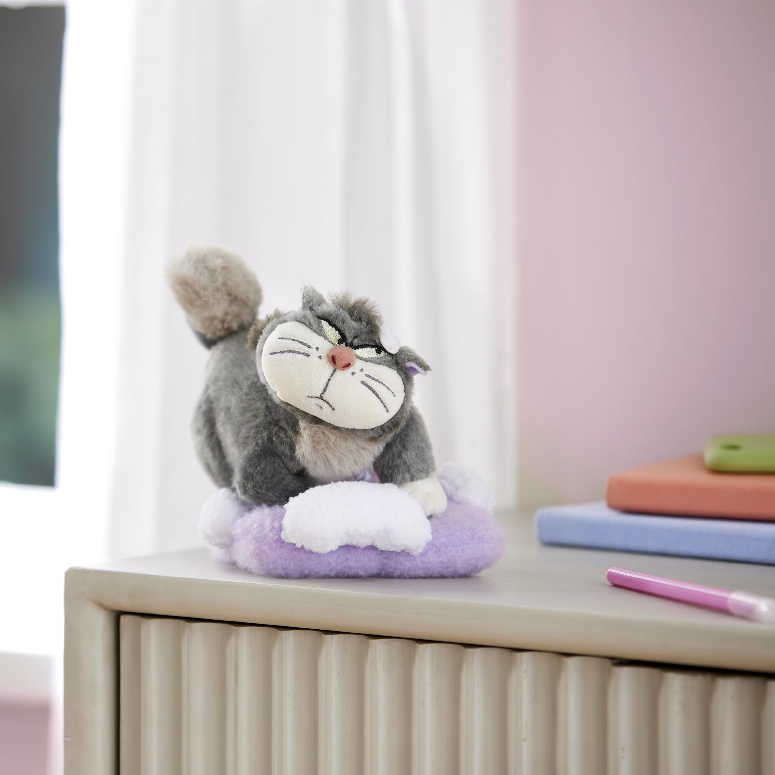 Peluche Lucifer Zootopie 28 cm - Chat Noir et Blanc sur Coussin Violet – Image 3