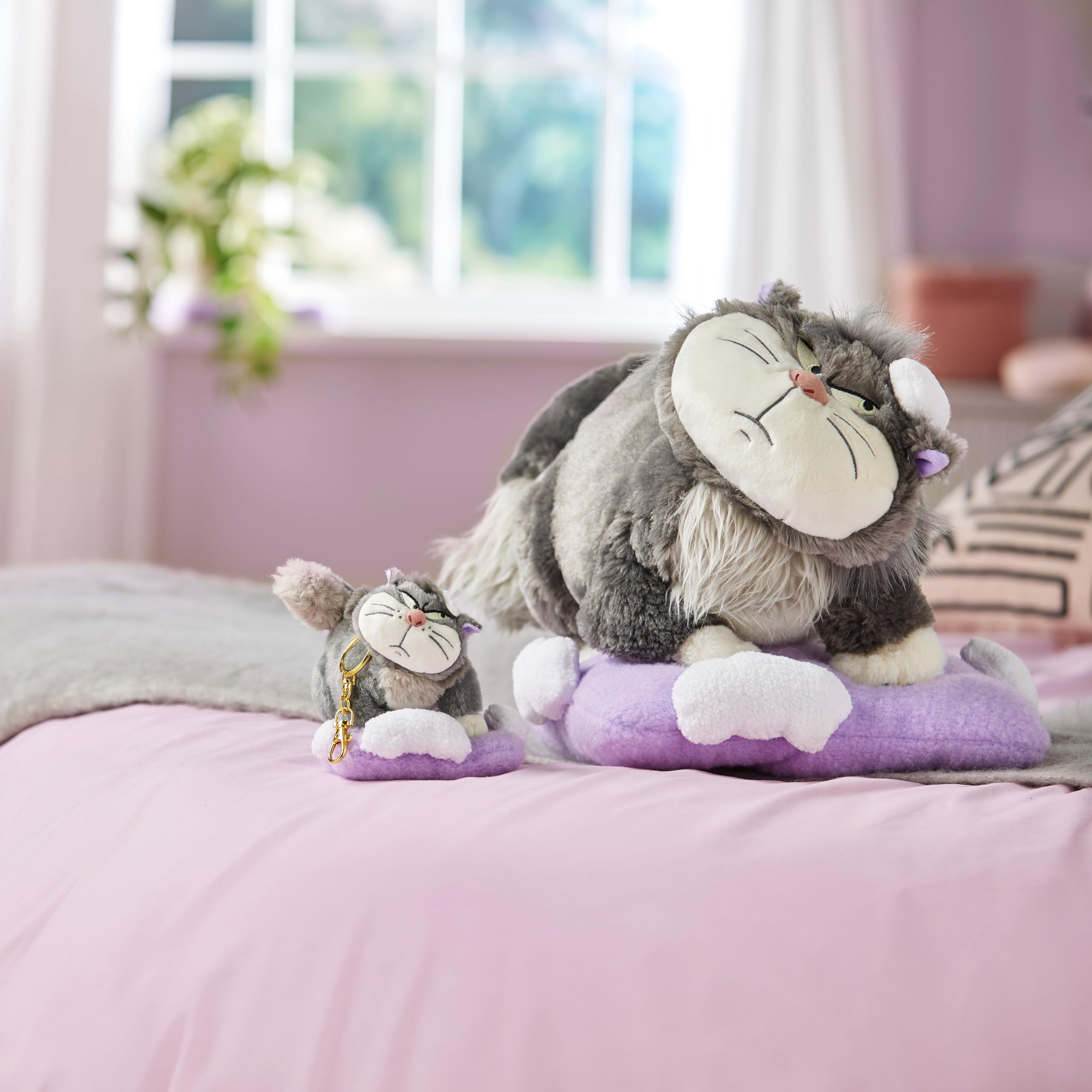 Peluche Lucifer Zootopie 28 cm - Chat Noir et Blanc sur Coussin Violet – Image 4